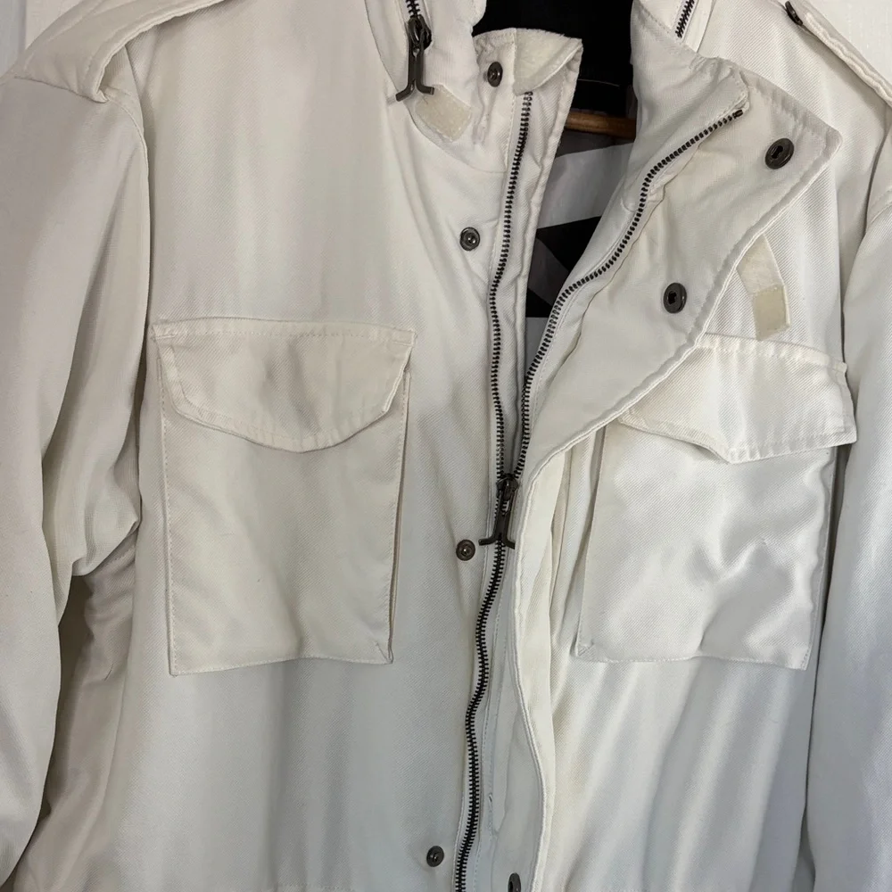 WESC Men's L Classic White Snowboard/Snow Jacket
